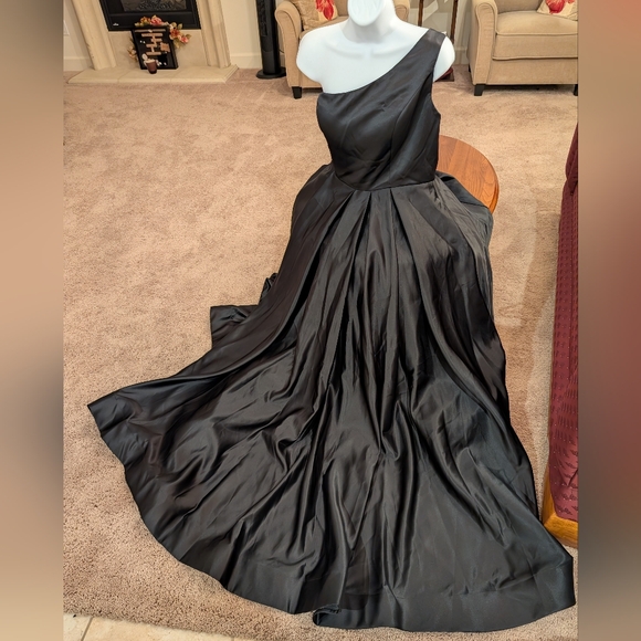 Hebeos Dresses & Skirts - Hebeos Black One-Shoulder Floor Length Gown, Size M - NEW